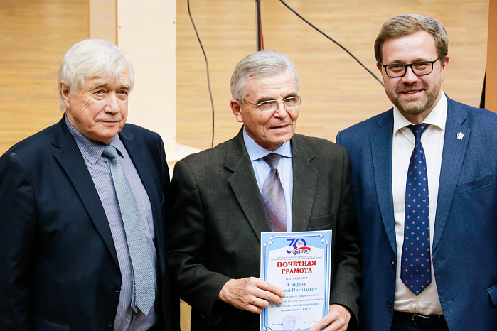 В КРСУ наградили самых преданных сотрудников