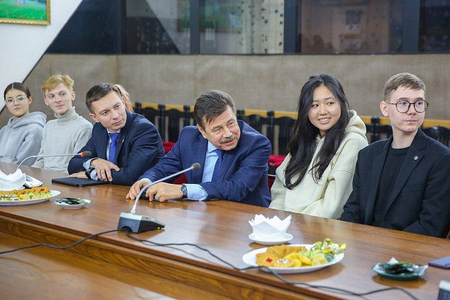 Warm meeting with the Russian Ambassador: student activists KRSU were inspired by the example of Sergei Vakunov