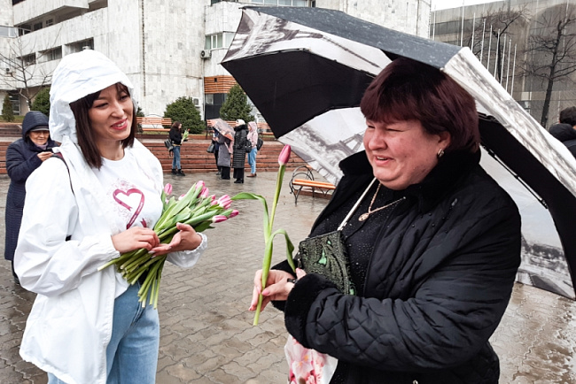 Цветы и поздравления с Днем 8 Марта от волонтеров!