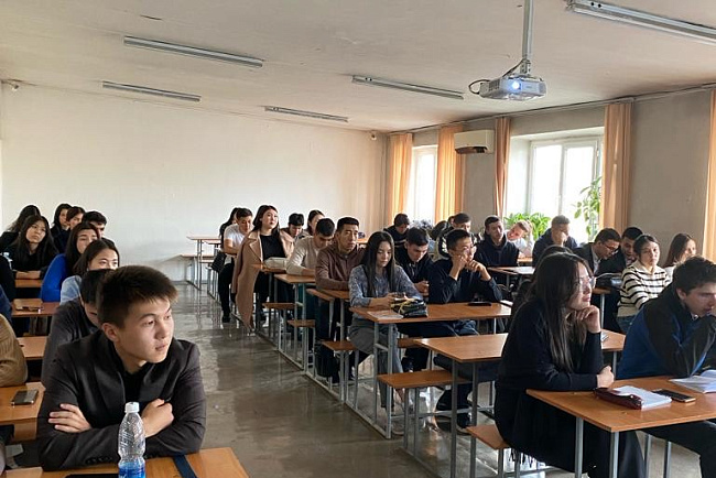 Кафедрой международного и конституционного права были организованы две: гостевые лекции с участием наших выпускников