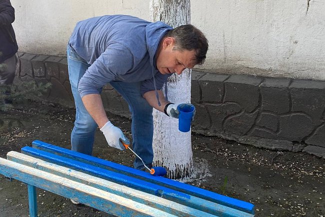 The morning at the Faculty of Natural Sciences of KRSU began with a cleanup day
