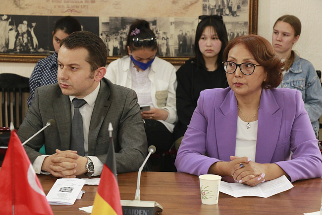 Эксперты и студенты обсудили вклад Омар Хайяма в мировую культуру