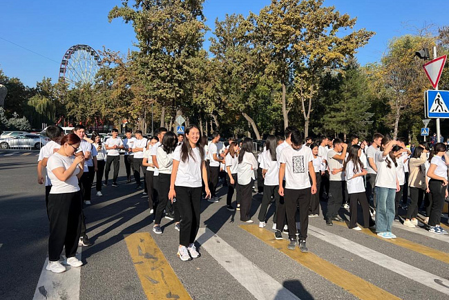 Студенты КРСУ приняли участие во флешмобе на Старой площади в рамках Дня снижения рисков от стихийных бедствий