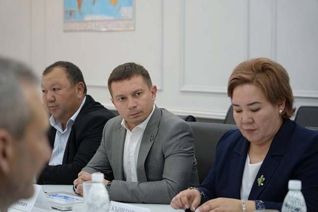 Биргелешкен программалар жана алмашуулар: КРСУ Ленинград областы менен жол картасына кол койду