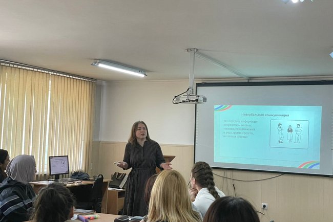 Филологдор үчүн мүмкүнчүлүктөр: РУДН университетинин делегациясы КРСУнун студенттери менен жолугушту