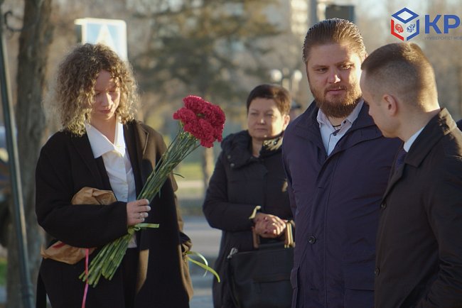 As part of the visit of the delegation of the government of St. Petersburg to Kyrgyzstan, flowers were laid at the monument to the siege survivors of Leningrad
