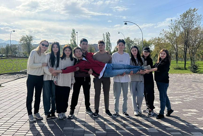 Тимбилдинг объединил студентов разных поколений!