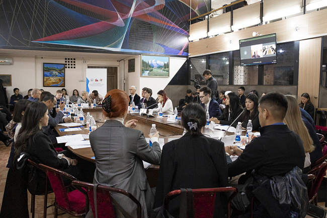 В КРСУ обсудили проблемы международного сотрудничества в многополярном мире