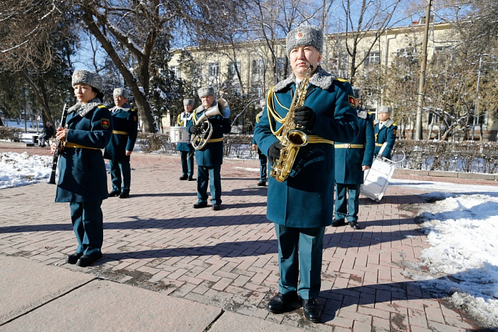 В Бишкеке прошла церемония возложения цветов к памятнику Михаила Фрунзе