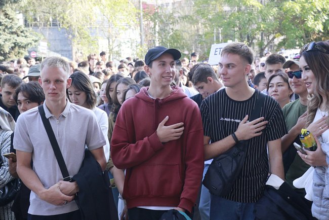 KRSU greeted the freshmen with perky songs and kind parting words