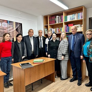 Чет өлкөлөрдөгү орус үйүнүн Кыргыз-Орус Славян университетине китеп белеги
