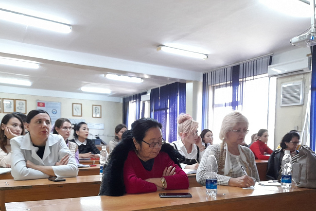 Специалист из США прочитала лекции для преподавателей и клинических ординаторов КРСУ