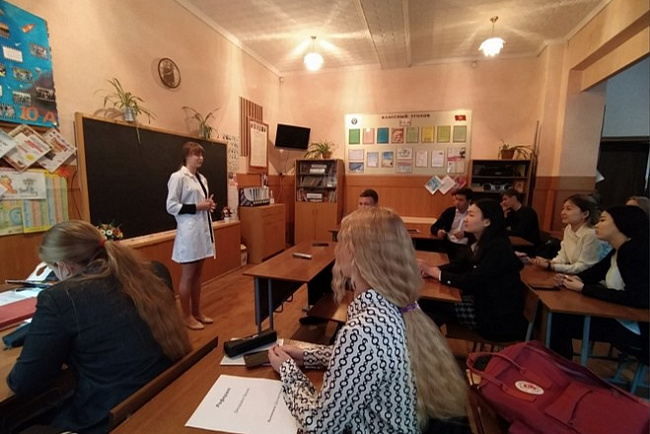 Преподаватели и студенты ведущих медицинских ВУЗов страны КГМА им. И. К. Ахунбаева и КРСУ им. Б.Н. Ельцина организовали выездную профориентиационную и санитарно -просветительскую конференцию.