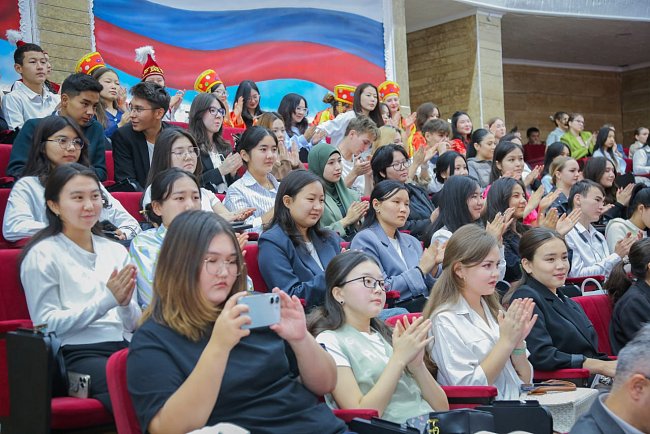 A gala event was held at KRSU to mark the 75th anniversary of the founding of the People's Republic of China and the opening of the Institute of World Languages