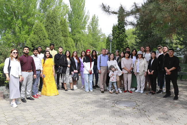 Иностранные студенты КРСУ посетили Дом-музей Ч. Айтматова и Мемориальный комплекс «Ата-Бейит»