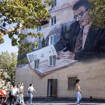 Бишкекте тилчи окумуштуу Юдахинге арналган мурал пайда болду