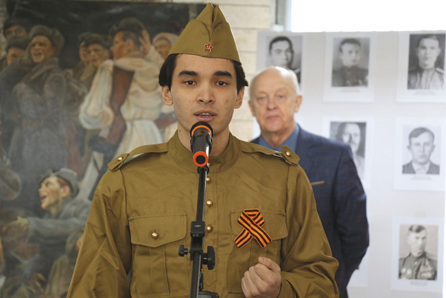 Пока жива память – мы непобедимы: в КРСУ открылась фотовыставка «80 лет Сталинградской битве»