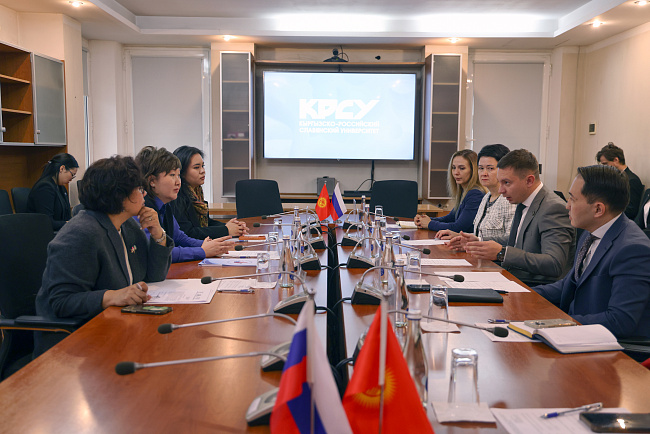 В КРСУ состоялась встреча руководства университета с Омбудсменом Кыргызской Республики