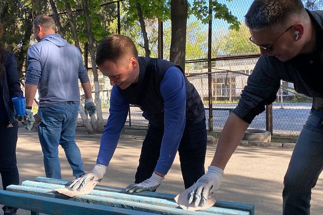 The morning at the Faculty of Natural Sciences of KRSU began with a cleanup day