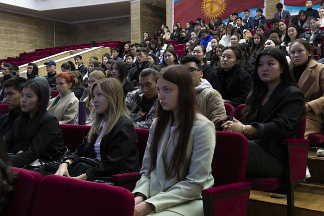 О дипломатии суверенного Кыргызстана: Посол по особым поручениям МИД КР К. Кабаев прочитал лекцию для студентов ФМО