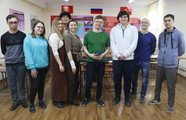 Литературная мастерская: студенты КРСУ побеседовали с писателем Артемом Хегаем