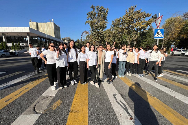 Студенты КРСУ приняли участие во флешмобе на Старой площади в рамках Дня снижения рисков от стихийных бедствий