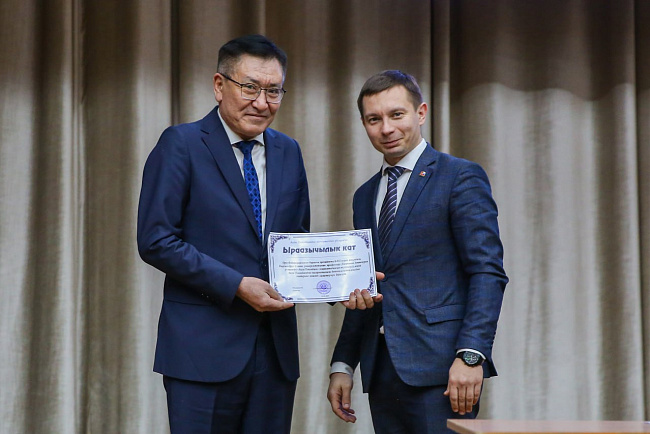 На ученом совете КРСУ наградили лучших студентов и преподавателей за достижения в учебной и научной деятельности