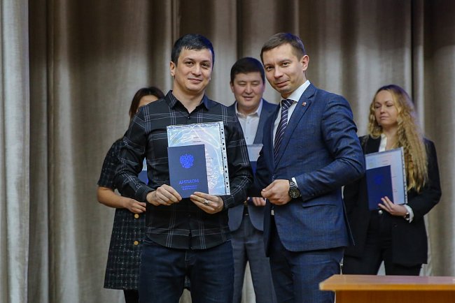 КРСУнун окумуштуулар кеңешинде окуу жана илимий ишмердүүлүктөгү жетишкендиктери үчүн мыкты студенттер жана мугалимдер сыйланышты