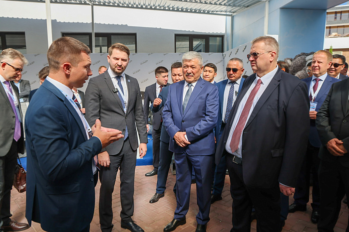 Председатель Кабинета Министров Кыргызстана и заместитель Председателя Правительства России посетили стенд КРСУ