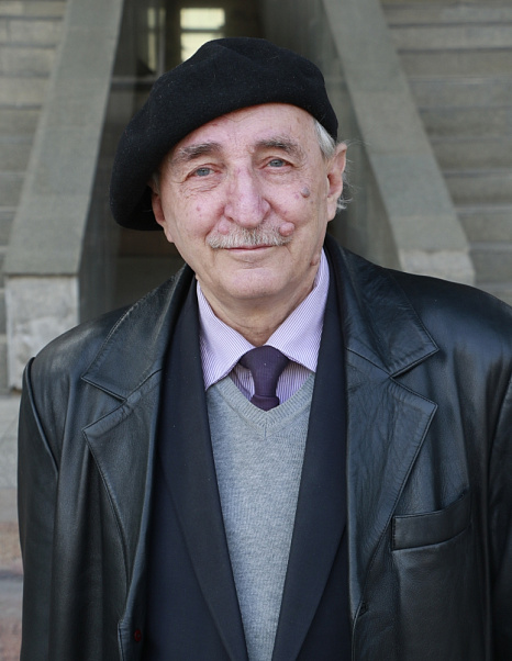 Декан по призванию, поэт и музыкант в душе