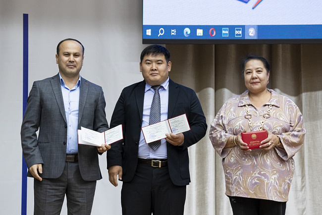 И.о. ректора наградил сотрудников КРСУ в честь 30-летия вуза