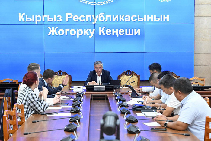 Deputy Torag of the Jogorku Kenesh Nurlanbek Azygaliev received a delegation led by the rector of the Kyrgyz-Russian Slavic University Sergei Volkov