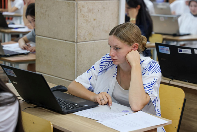 В КРСУ продолжаются внутренние вступительные испытания для абитуриентов, поступающих на бюджетные места, финансируемые Российской Федерацией. Экзамены проходят в соответствии с утвержденным графиком приемной кампании