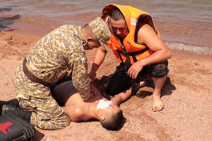 Волонтеры поучились (и поучили других) спасать утопающих на Иссык-Куле