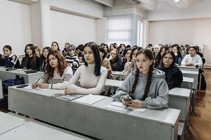 Студентам КРСУ рассказали о донорстве крови и ее компонентов