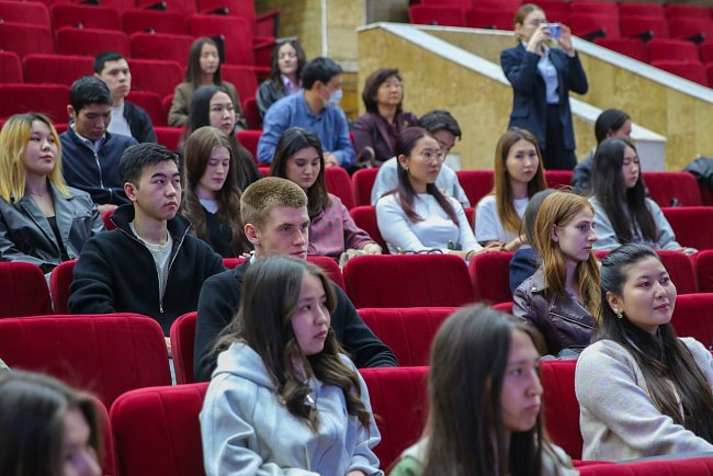 A lecture by Murat Beishenov was held at KRSU as part of the "Muras" discussion program