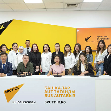 Борбор калаанын жогорку окуу жайларынын студенттери Sputnik Кыргызстандын кеңсесинде болушту