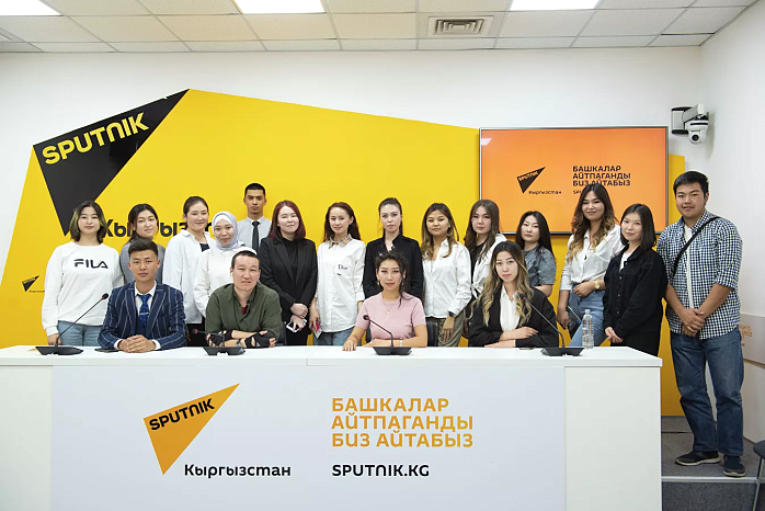 Борбор калаанын жогорку окуу жайларынын студенттери Sputnik Кыргызстандын кеңсесинде болушту