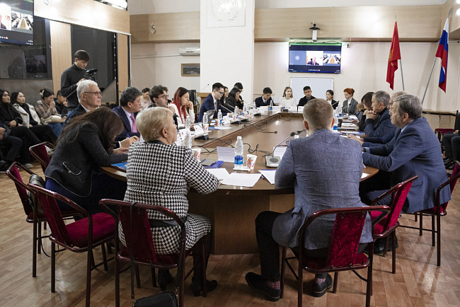 В КРСУ обсудили проблемы международного сотрудничества в многополярном мире