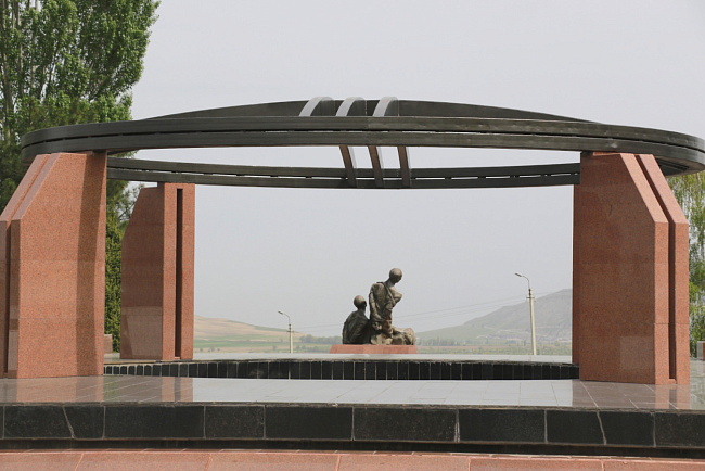 Иностранные студенты КРСУ посетили Дом-музей Ч. Айтматова и Мемориальный комплекс «Ата-Бейит»