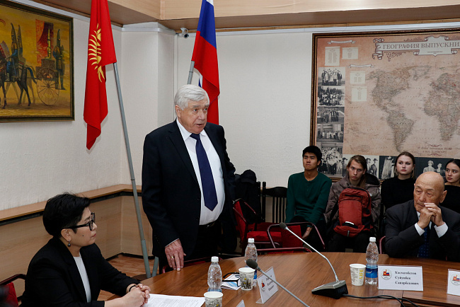 В КРСУ презентовали «Избранные труды» академика Аскара Какеева