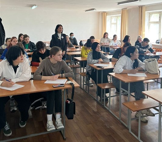 Кыргызстандын тургундары «Жалпы диктант» катышты