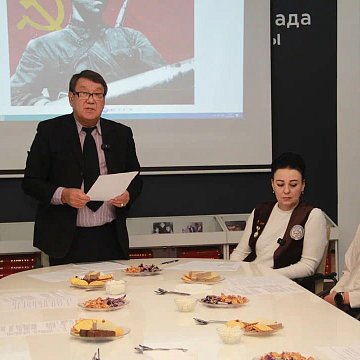Эстутум муундарынын ортосунда көпүрө бар