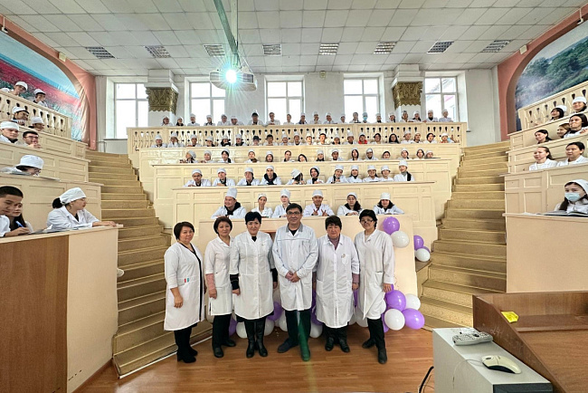 Лекции по анатомии: Доцент КРСУ Анвар Бейсембаев обучает преподавателей и студентов КазНМУ