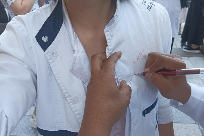 Выпускники медицинского факультета дали клятву врача РФ и КР