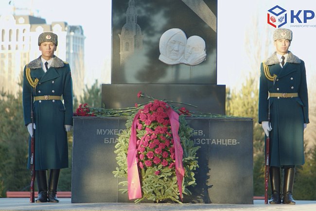 As part of the visit of the delegation of the government of St. Petersburg to Kyrgyzstan, flowers were laid at the monument to the siege survivors of Leningrad