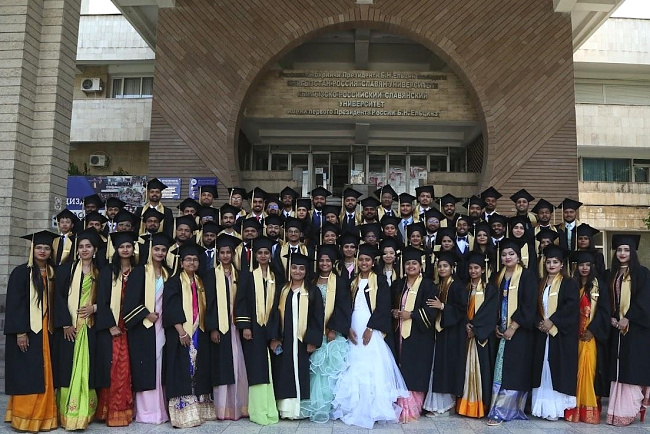 Выпускники медицинского факультета дали клятву врача РФ и КР