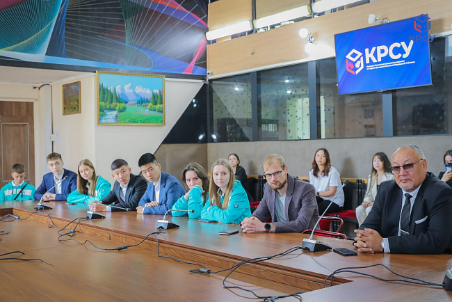 Участники проекта "Дипломаты будущего" посетили КРСУ