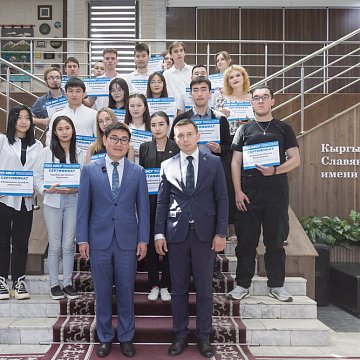 «Газпром Кыргызстан» КРСУнун студенттерине жекелештирилген стипендияларды тапшырды