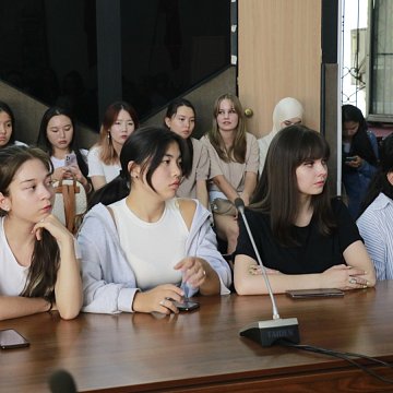 With an oriental flavor: a lecture by the poet Mikhail Sinelnikov was held at KRSU